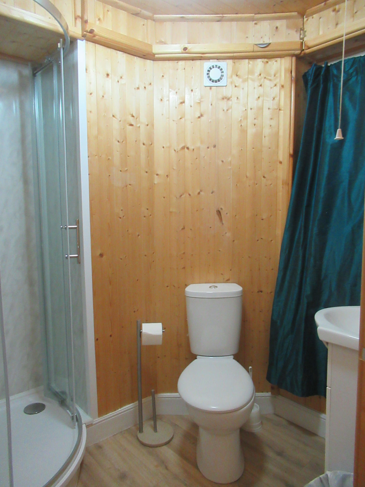 Lennard House apartment bathroom