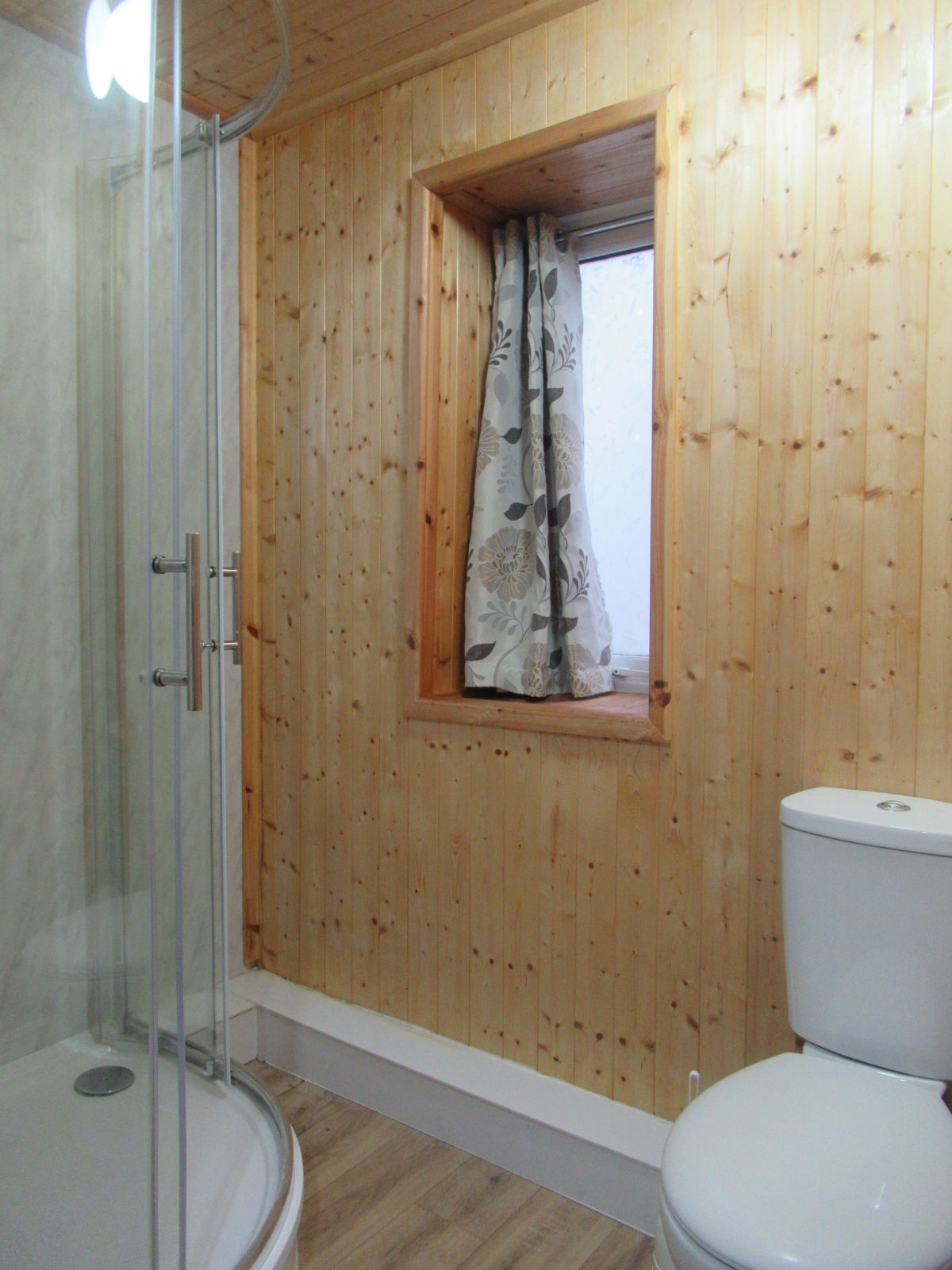 Lennard House apartment bathroom