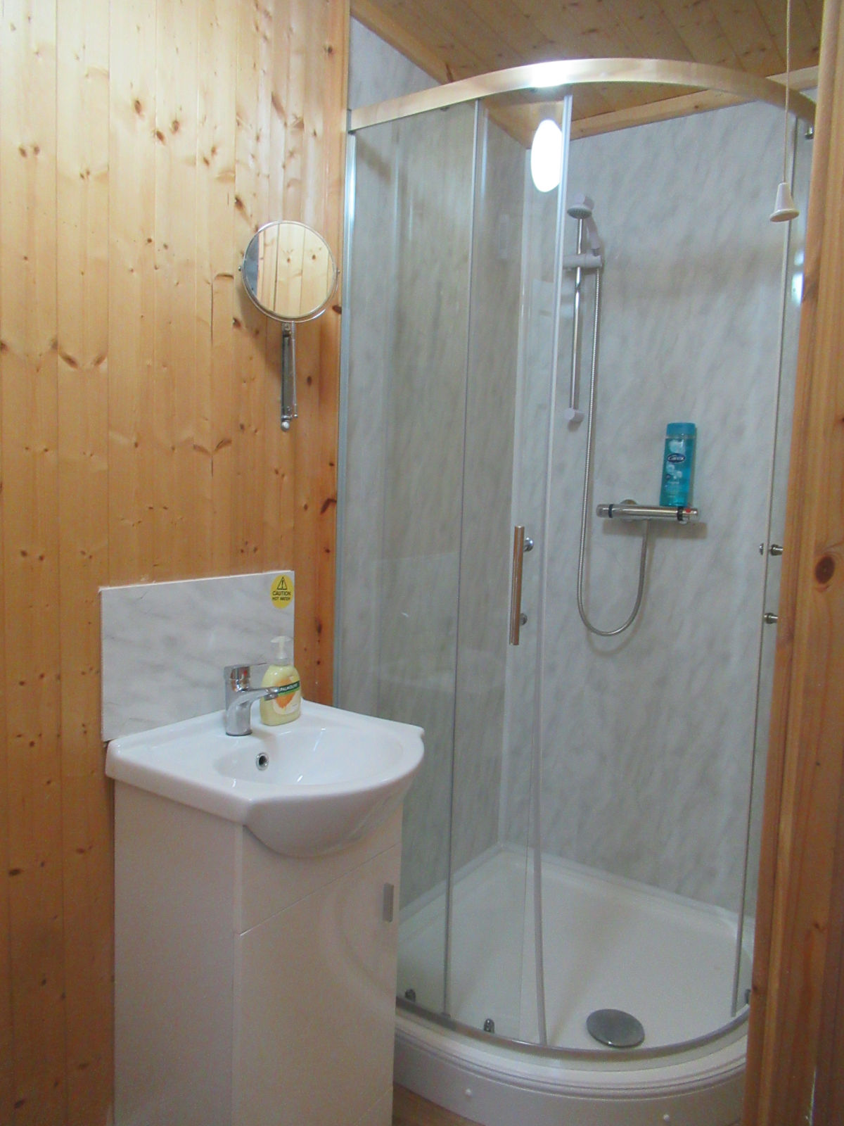 Lennard House apartment bathroom